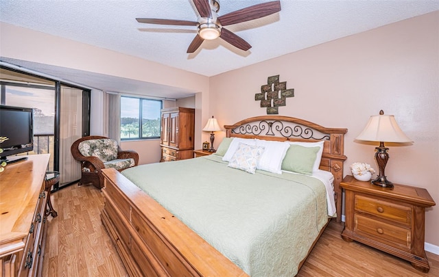 bedroom featuring a textured ceiling, light hardwood / wood-style flooring, and ceiling fan