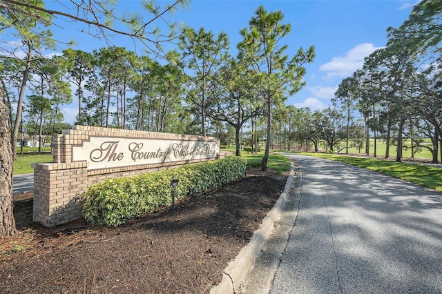 view of community / neighborhood sign