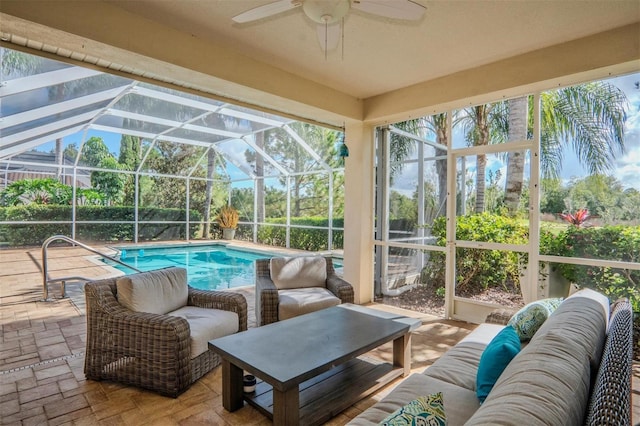 sunroom with ceiling fan