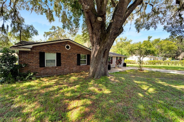 ranch-style home with a front lawn