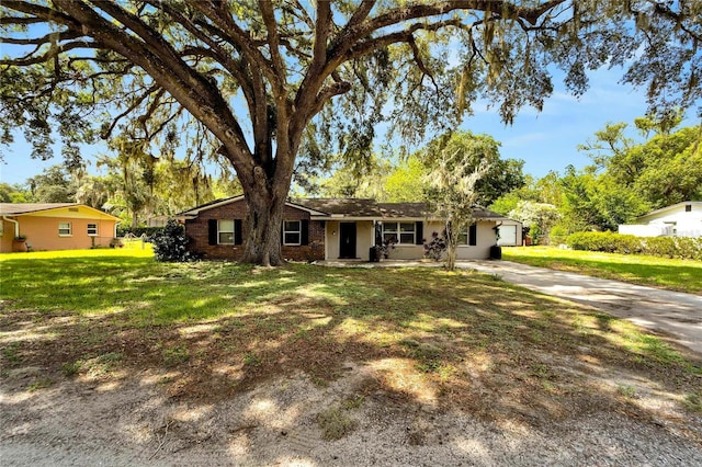 single story home featuring a front lawn