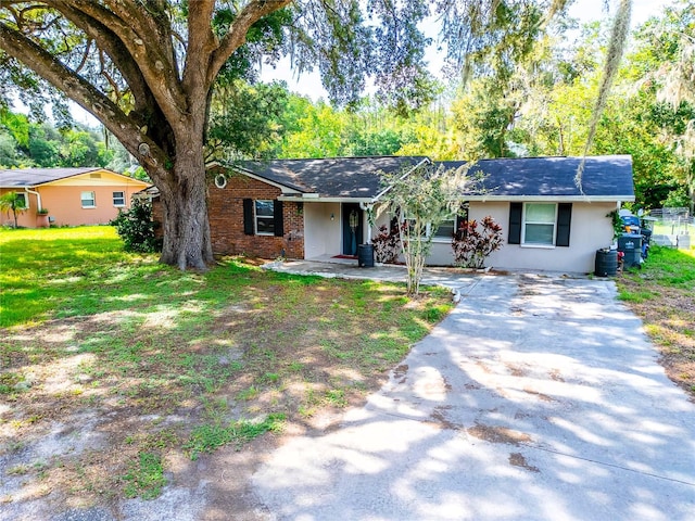 single story home featuring a front lawn