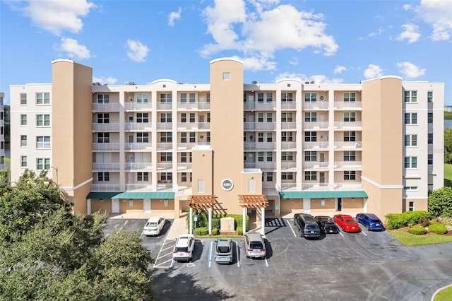 6450 Shoreline Dr Unit 9105, Saint Petersburg, FL 33708 - view of property with uncovered parking