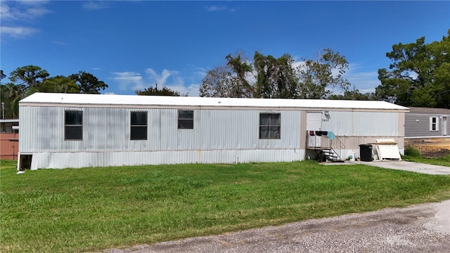 manufactured / mobile home with a front yard