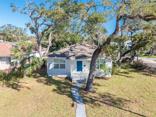 view of front of property featuring a front yard