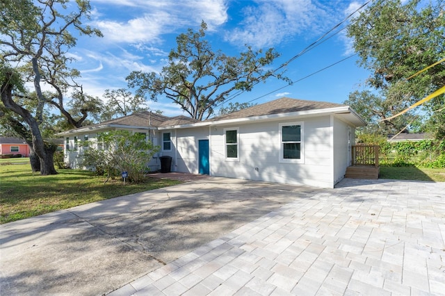 view of front of home with a front lawn