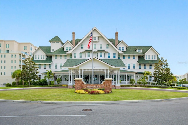 view of front of property featuring a front yard