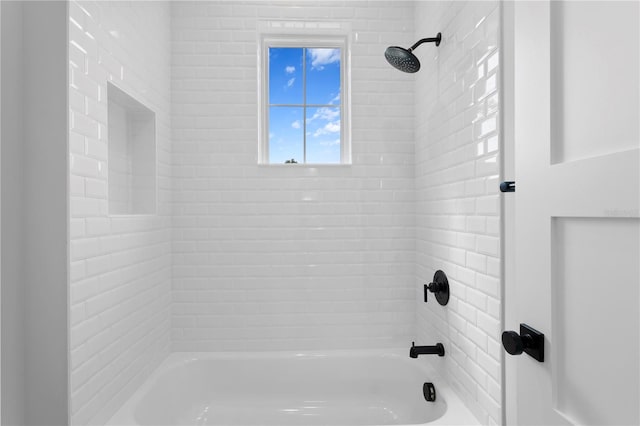 bathroom with tiled shower / bath