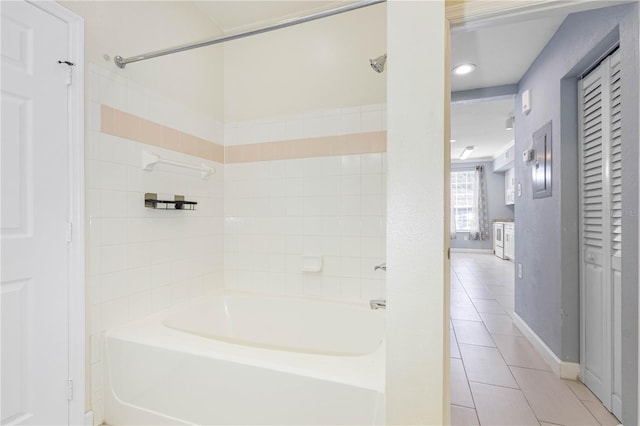 bathroom featuring tiled shower / bath and tile patterned floors