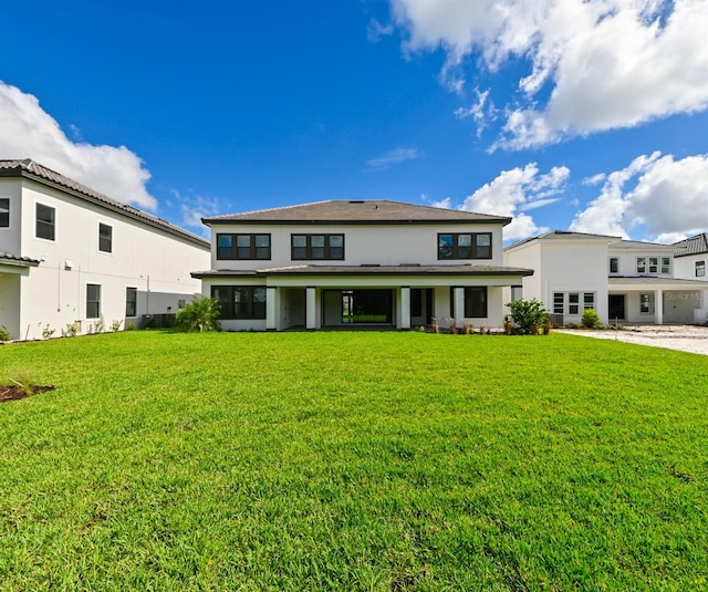 view of front of property featuring a front lawn