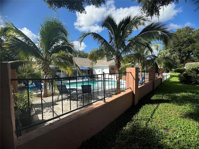 view of swimming pool featuring a yard