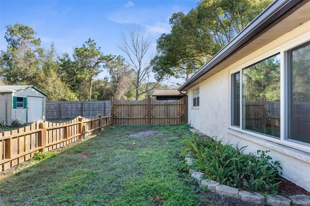 view of yard with an outbuilding