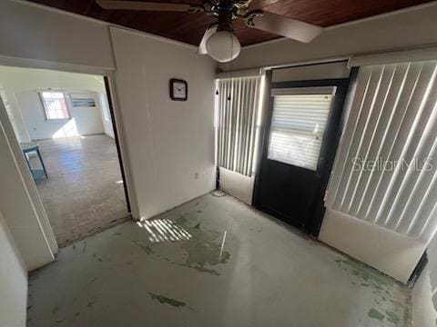 entryway with ceiling fan