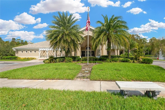 view of front of home featuring a front yard