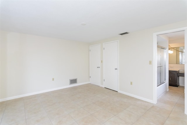 empty room with visible vents and baseboards