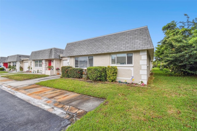 view of front of property featuring a front lawn