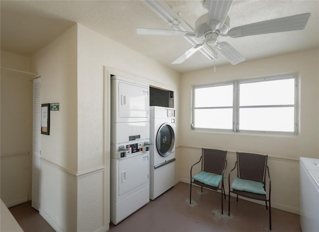 clothes washing area featuring washing machine and dryer, ceiling fan, and stacked washer and clothes dryer