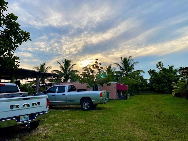 view of yard at dusk