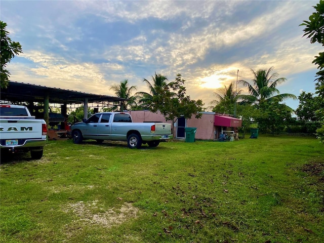 view of yard at dusk