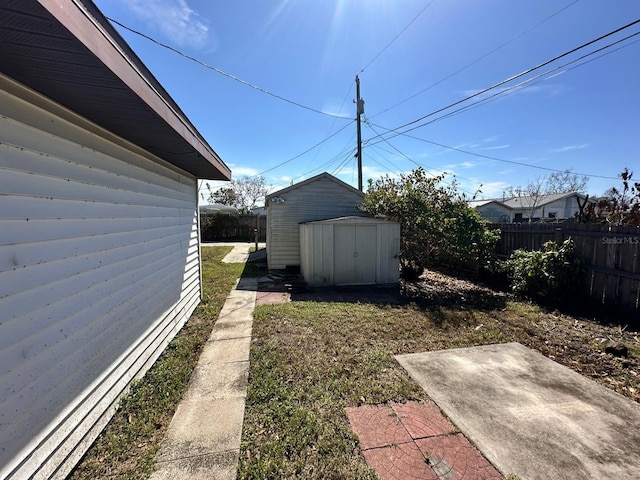 view of yard featuring a storage shed