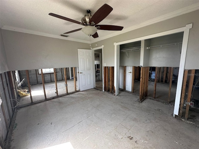 unfurnished bedroom with crown molding, a textured ceiling, a closet, and ceiling fan