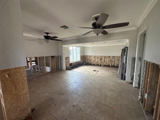 empty room featuring ceiling fan and ornamental molding