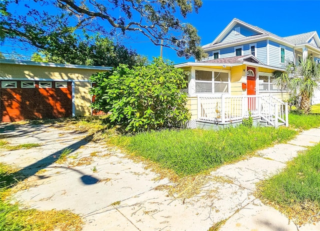 view of front of property featuring a porch