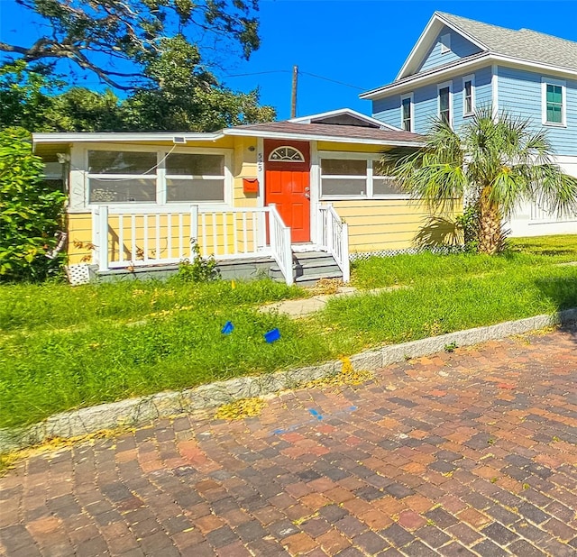 view of front of property featuring a front yard