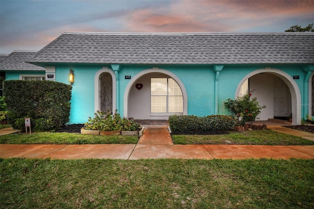 view of front of home featuring a lawn