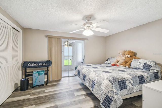 bedroom with a closet, ceiling fan, a textured ceiling, and hardwood / wood-style floors