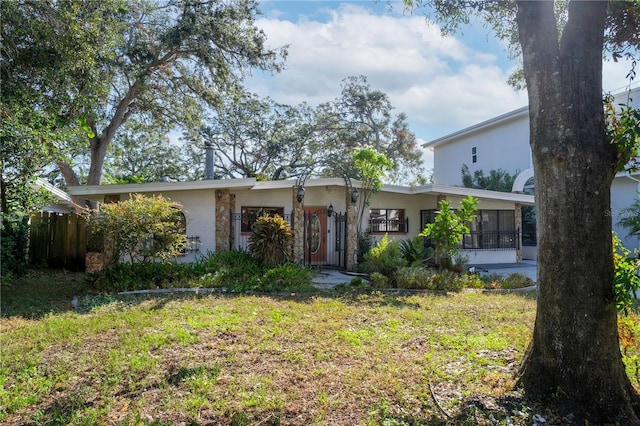 single story home with a front yard