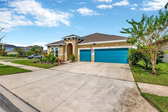 view of front facade featuring a garage and a front yard