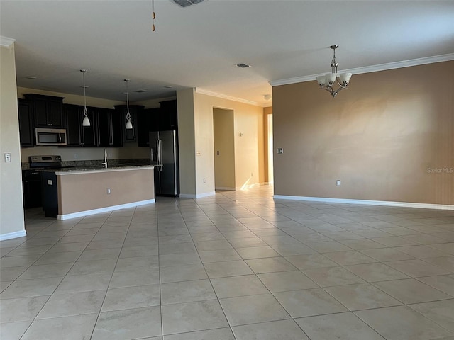 kitchen featuring ornamental molding, an island with sink, an inviting chandelier, decorative light fixtures, and stainless steel appliances