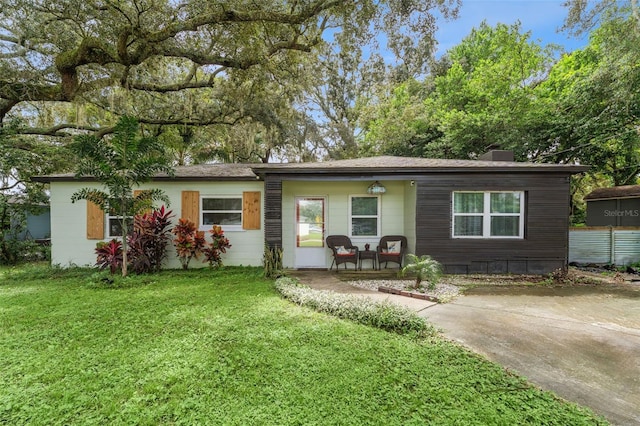 single story home featuring a front lawn