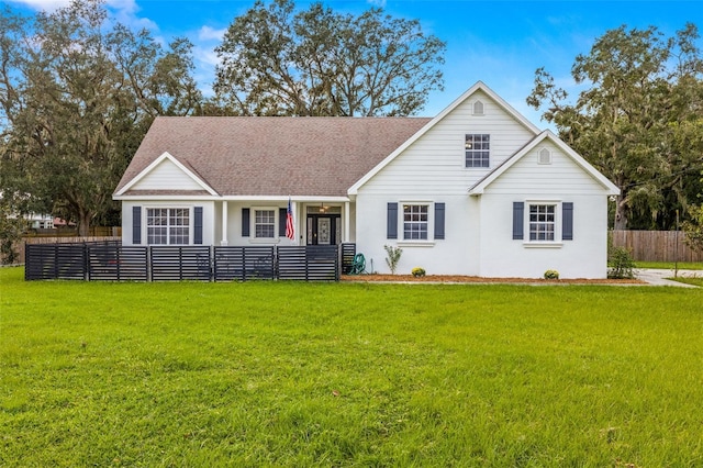 view of front of property featuring a front lawn