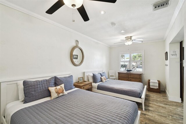 bedroom with ornamental molding, wood finished floors, ceiling fan, recessed lighting, and baseboards