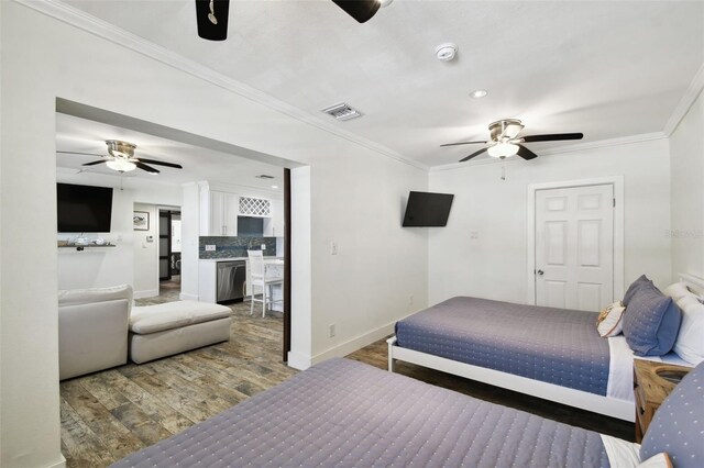 bedroom with wood finished floors, ornamental molding, baseboards, ceiling fan, and recessed lighting