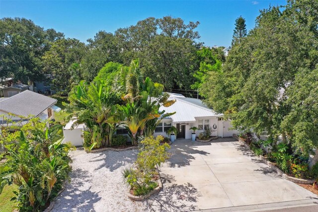 view of front of property featuring driveway