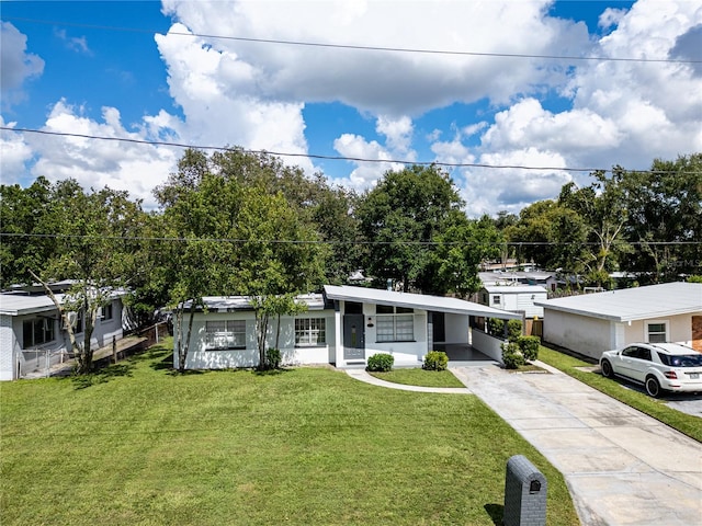 view of front of property featuring a carport and a front yard