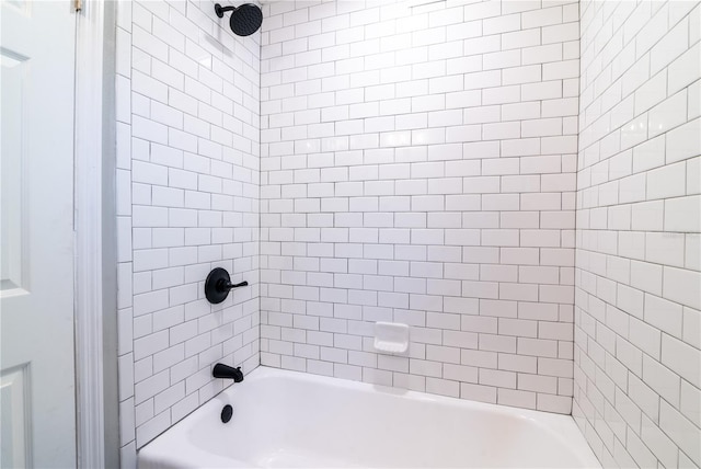 bathroom with tiled shower / bath combo