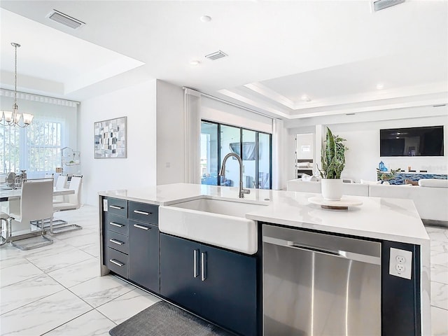 kitchen with dishwasher, a kitchen island with sink, hanging light fixtures, sink, and an inviting chandelier