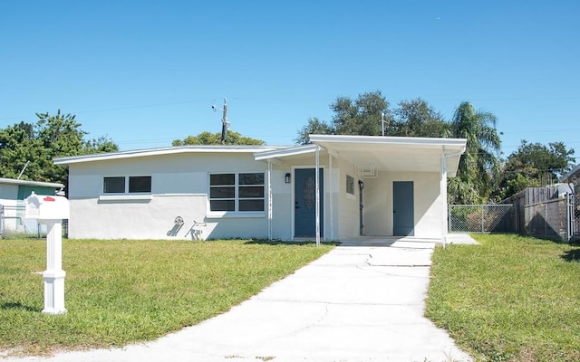 view of front of property featuring a front yard and a carport