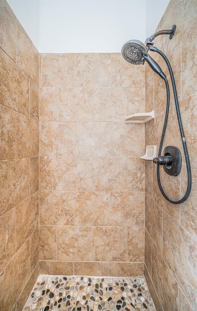 bathroom featuring a tile shower