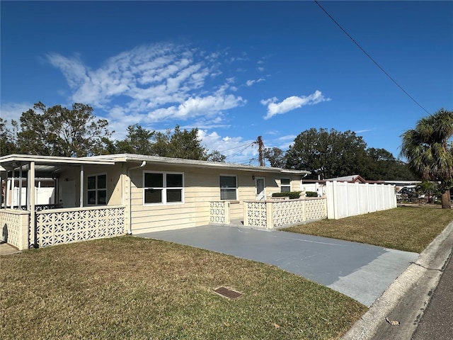 view of front of house featuring a front lawn