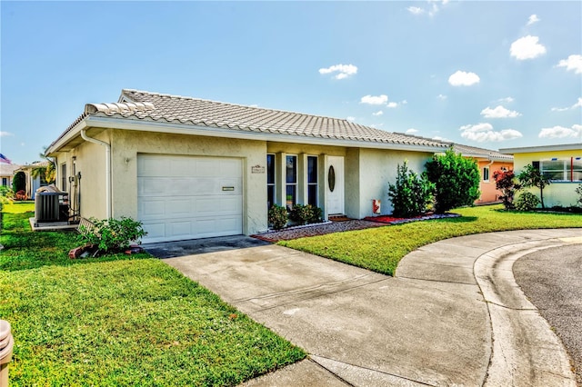 view of front of house featuring cooling unit, a front lawn, and a garage