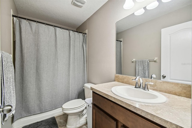 bathroom with toilet, a textured ceiling, curtained shower, and vanity