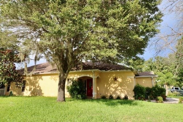 view of front facade with a front yard