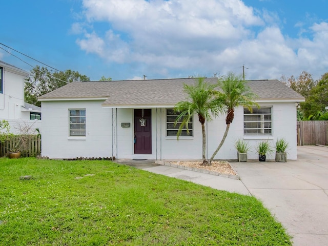 single story home featuring a front lawn