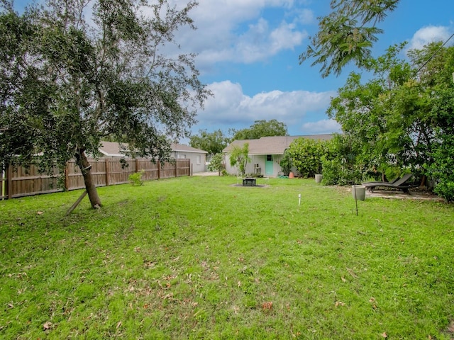 view of yard featuring a fire pit