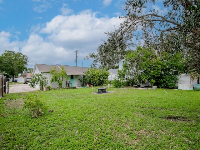 view of yard featuring a fire pit